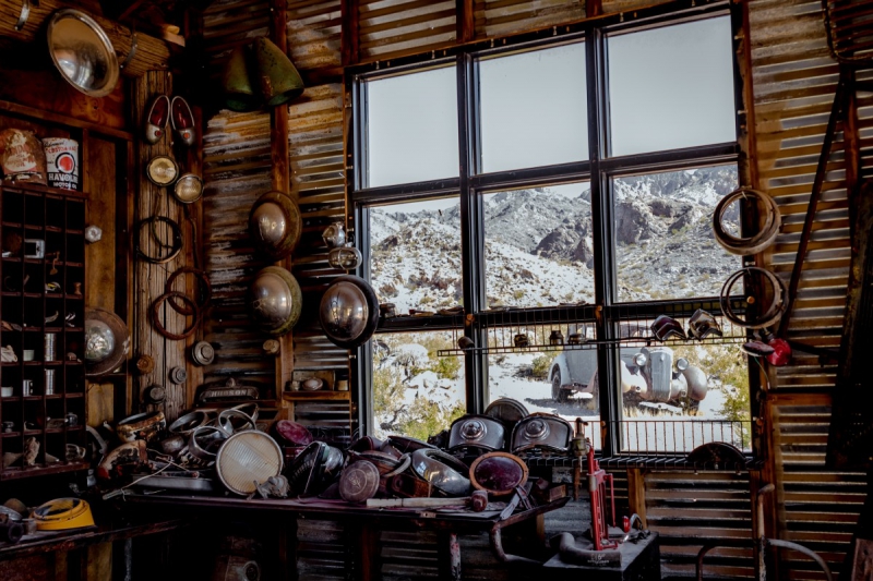 vitrine-FREJUS-min_shop_window_part_junk_abandoned-138873